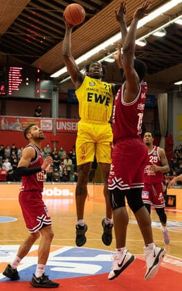 26 03 2022, xsltx, Basketball BBL Bundesliga, Giessen 46ers EWE Baskets Oldenburg emspor, v l Kendale Deshawn McCullum C Point Guard Jobstairs Giessen 46ers , Tai Odiase Center EWE Baskets Oldenburg , Jalon Demarco Miller Center Power Forward Jobstairs Giessen 46ers DFL DFB REGULATIONS PROHIBIT ANY USE OF PHOTOGRAPHS as IMAGE SEQUENCES and or QUASI VIDEO Giessen
