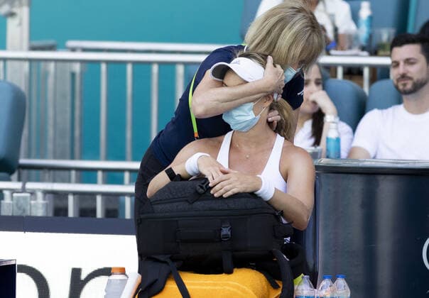 Danielle Collins from the USA has her neck worked on by a trainer during a medical time out at the Miami Open in the Hard Rock Stadium in Miami Gardens, Florida, on Saturday, March 26, 2022. Collins defeated Zvonareva 6-1, 6-4.  MIA20220326119 GARYxIxROTHSTEIN