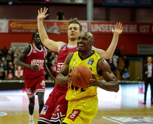 Germany, Giessen, Osthalle, 26 03 2022, easy Credit BBL, 27 matchday, Jobstairs Giessen 46ers EWE Baskets Oldenburg picture from left Bjarne Kraushaar Giessen 46ers ,Rickey Paulding EWE Baskets Oldenburg Copyright: HMBxMedia ThomasxJäger