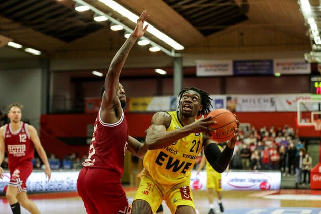 Germany, Giessen, Osthalle, 26 03 2022, easy Credit BBL, 27 matchday, Jobstairs Giessen 46ers EWE Baskets Oldenburg picture v li Jalon Miller Giessen 46ers ,Tai Odiase EWE Baskets Oldenburg Copyright: HMBxMedia ThomasxJäger