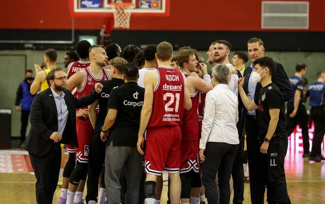 Germany, Giessen, Osthalle, 26 03 2022, easy credit BBL, 27 match day, Jobstairs Giessen 46ers EWE Baskets Oldenburg picture the team from Giessen stands together in the team circle after the win Copyright: HMBxMedia ThomasxJäger