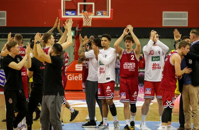 Germany, Giessen, Osthalle, 26 03 2022, easy Credit BBL, 27 match day, Jobstairs Giessen 46ers EWE Baskets Oldenburg picture the team of Giessen cheers after the victory against Oldenburg Copyright: HMBxMedia ThomasxJäger