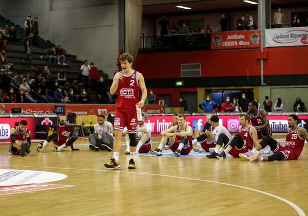 Germany, Giessen, Osthalle, 26 03 2022, easy Credit BBL, 27 matchday, Jobstairs Giessen 46ers EWE Baskets Oldenburg picture Dennis Nawrocki tunes the Humba Copyright: HMBxMedia ThomasxJäger