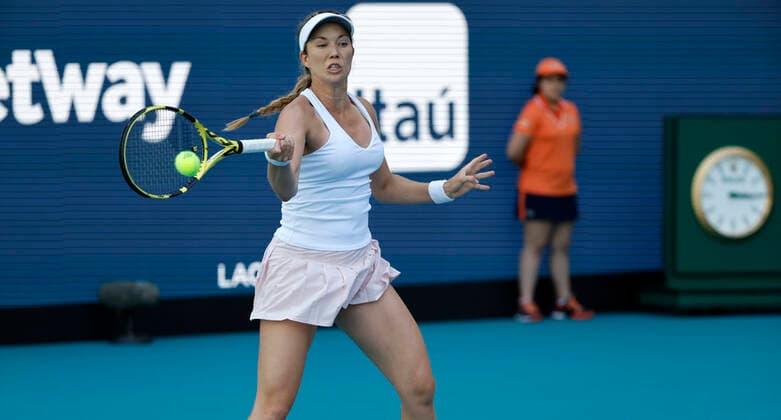 March 26, 2022, Miami Gardens, Florida, United States Of America: MIAMI GARDENS, FLORIDA - MARCH 26: Danielle Collins of United States defeats Vera Zvonareva of Russia serves on day 6 of the 2022 Miami Open at Hard Rock Stadium on March 26, 2022 in Miami Gardens, Florida....People: Danielle Collins Miami Gardens United States Of America - ZUMAs214 20220326_zda_s214_049 Copyright: xSMGx