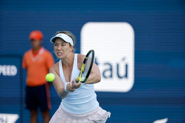 March 26, 2022, Miami Gardens, Florida, United States Of America: MIAMI GARDENS, FLORIDA - MARCH 26: Danielle Collins of United States defeats Vera Zvonareva of Russia serves on day 6 of the 2022 Miami Open at Hard Rock Stadium on March 26, 2022 in Miami Gardens, Florida....People: Danielle Collins Miami Gardens United States Of America - ZUMAs214 20220326_zda_s214_059 Copyright: xSMGx