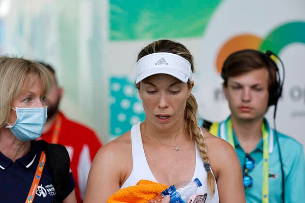 March 26, 2022, Miami Gardens, Florida, United States Of America: MIAMI GARDENS, FLORIDA - MARCH 26: Danielle Collins of United States defeats Vera Zvonareva of Russia serves on day 6 of the 2022 Miami Open at Hard Rock Stadium on March 26, 2022 in Miami Gardens, Florida....People: Danielle Collins Miami Gardens United States Of America - ZUMAs214 20220326_zda_s214_063 Copyright: xSMGx