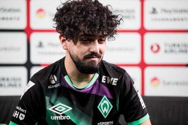bevestor Virtual Bundesliga Club Championship Finals 26 03 2022 Ali Predatorfifa Oskoui Rad Werder Bremen im Gesprachs mit dem Kicker bevestor Virtual Bundesliga Club Championship Finals Day 1 Strassenkickerbase, Koeln DFL REGULATIONS PROHIBIT ANY USE OF PHOTOGRAPHS AS IMAGE SEQUENCES AND OR QUASI VIDEO Copyright: xBEAUTIFULxSPORTS Wunderlx