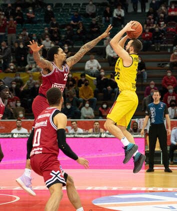 26 03 2022, xsltx, Basketball BBL Bundesliga, Giessen 46ers EWE Baskets Oldenburg emspor, v l Kendale Deshawn McCullum C Point Guard Jobstairs Giessen 46ers , Phillip Darnell Fayne II Power Forward Jobstairs Giessen 46ers , Max Heidegger Guard EWE Baskets Oldenburg DFL DFB REGULATIONS PROHIBIT ANY USE OF PHOTOGRAPHS as IMAGE SEQUENCES and or QUASI VIDEO Giessen