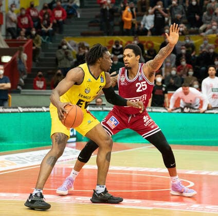 26 03 2022, xsltx, Basketball BBL Bundesliga, Giessen 46ers EWE Baskets Oldenburg emspor, v l Tai Odiase Center EWE Baskets Oldenburg , Phillip Darnell Fayne II Power Forward Jobstairs Giessen 46ers DFL DFB REGULATIONS PROHIBIT ANY USE OF PHOTOGRAPHS as IMAGE SEQUENCES and or QUASI VIDEO Giessen