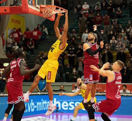 26 03 2022, xsltx, Basketball BBL Bundesliga, Giessen 46ers EWE Baskets Oldenburg emspor, v l Dunk by TJ Holyfield Forward EWE Baskets Oldenburg DFL DFB REGULATIONS PROHIBIT ANY USE OF PHOTOGRAPHS as IMAGE SEQUENCES and or QUASI VIDEO Giessen
