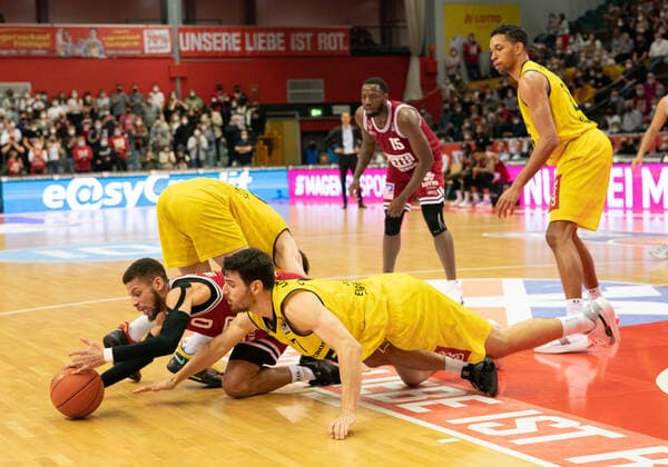 26 03 2022, xsltx, Basketball BBL Bundesliga, Giessen 46ers EWE Baskets Oldenburg emspor, v l Kendale Deshawn McCullum C Point Guard Jobstairs Giessen 46ers did not lose a ball DFL DFB REGULATIONS PROHIBIT ANY USE OF PHOTOGRAPHS AS IMAGE SEQUENCES AND OR QUASI VIDEO Giessen