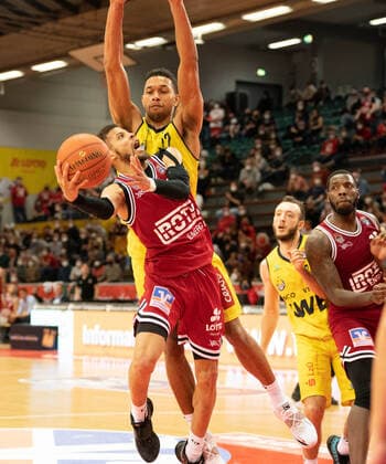 26 03 2022, xsltx, Basketball BBL Bundesliga, Giessen 46ers EWE Baskets Oldenburg emspor, v l Kendale Deshawn McCullum C Point Guard Jobstairs Giessen 46ers , TJ Holyfield Forward EWE Baskets Oldenburg DFL DFB REGULATIONS PROHIBIT ANY USE OF PHOTOGRAPHS as IMAGE SEQUENCES and or QUASI VIDEO Giessen