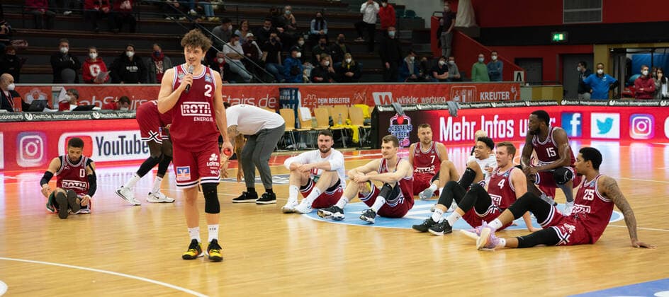 26 03 2022, xsltx, Basketball BBL Bundesliga, Giessen 46ers EWE Baskets Oldenburg emspor, v l Rare picture A victory of Giessen is celebrated spokesman Dennis Daniel Nawrocki No 2 Shooting Guard Jobstairs Giessen 46ers DFL DFB REGULATIONS PROHIBIT ANY USE OF PHOTOGRAPHS as IMAGE SEQUENCES and or QUASI VIDEO Giessen