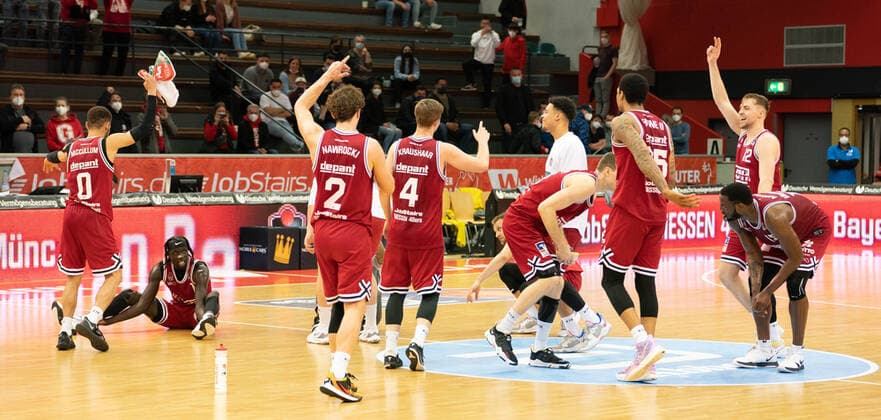 26 03 2022, xsltx, Basketball BBL Bundesliga, Giessen 46ers EWE Baskets Oldenburg emspor, v l Exuberant joy at the 46ers after the 88 75 success against Oldenburg DFL DFB REGULATIONS PROHIBIT ANY USE OF PHOTOGRAPHS as IMAGE SEQUENCES and or QUASI VIDEO Giessen