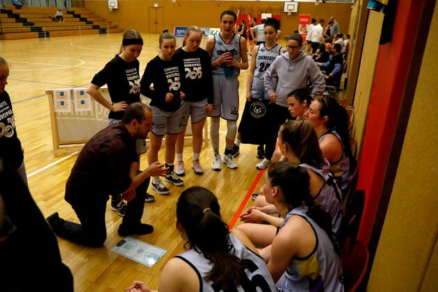 26 03 2022, 2 Toyota Womens Basketball Bundesliga North, DBBL, season 2021 2022, women, playoffs, quarterfinals, Chemcats Chemnitz Falcons Bad Homburg Thomas Seltner Coach , ChemCats Chemnitz talks to his team Chemnitz Sporthalle am Schlossteich Saxony Germany