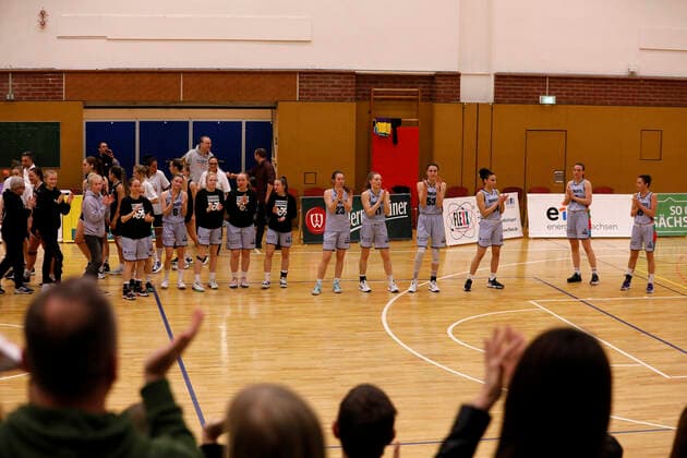 26 03 2022, 2 Toyota Damen Basketball Bundesliga Nord, DBBL, Saison 2021 2022, Damen, Playoffs, Viertelfinale, Chemcats Chemnitz Falcons Bad Homburg The ChemCats would like to thank the visitors Chemnitz Sporthalle am Schlossteich Sachsen Germany