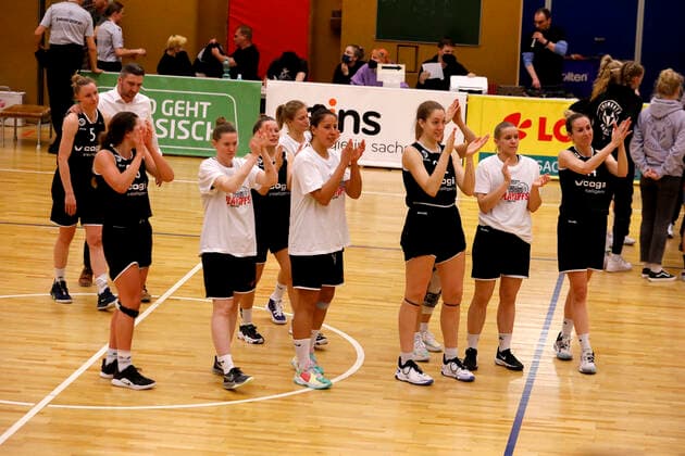 26 03 2022, 2 Toyota Womens Basketball Bundesliga North, DBBL, season 2021 2022, women, playoffs, quarterfinals, Chemcats Chemnitz Falcons Bad Homburg Falcons Bad Homburg thanks the traveling fans Chemnitz Sporthalle am Schlossteich Saxony Germany