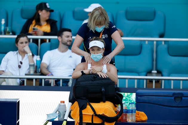 March 26, 2022, Miami Gardens, Florida, United States Of America: MIAMI GARDENS, FLORIDA - MARCH 26: Danielle Collins of United States defeats Vera Zvonareva of Russia serves on day 6 of the 2022 Miami Open at Hard Rock Stadium on March 26, 2022 in Miami Gardens, Florida....People: Danielle Collins Miami Gardens USA - ZUMAs214 20220326_zda_s214_029 Copyright: xSMGx