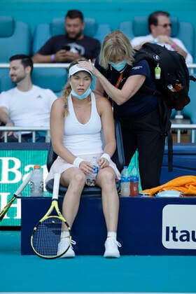 March 26, 2022, Miami Gardens, Florida, United States Of America: MIAMI GARDENS, FLORIDA - MARCH 26: Danielle Collins of United States defeats Vera Zvonareva of Russia serves on day 6 of the 2022 Miami Open at Hard Rock Stadium on March 26, 2022 in Miami Gardens, Florida....People: Danielle Collins Miami Gardens USA - ZUMAs214 20220326_zda_s214_055 Copyright: xSMGx