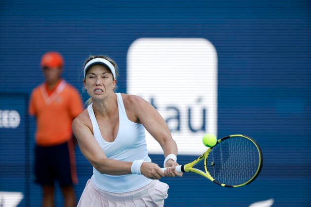 March 26, 2022, Miami Gardens, Florida, United States Of America: MIAMI GARDENS, FLORIDA - MARCH 26: Danielle Collins of United States defeats Vera Zvonareva of Russia serves on day 6 of the 2022 Miami Open at Hard Rock Stadium on March 26, 2022 in Miami Gardens, Florida....People: Danielle Collins Miami Gardens USA - ZUMAs214 20220326_zda_s214_058 Copyright: xSMGx