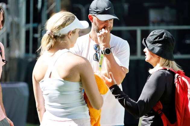 March 26, 2022, Miami Gardens, Florida, United States Of America: MIAMI GARDENS, FLORIDA - MARCH 26: Danielle Collins of United States defeats Vera Zvonareva of Russia serves on day 6 of the 2022 Miami Open at Hard Rock Stadium on March 26, 2022 in Miami Gardens, Florida....People: Danielle Collins Miami Gardens USA - ZUMAs214 20220326_zda_s214_066 Copyright: xSMGx