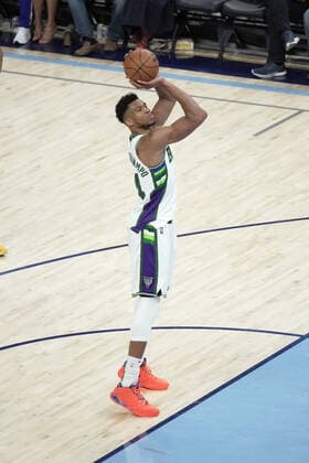 Milwaukee Bucks Giannis Antetokounmpo (34) shoots in the second half of the the game against the Memphis Grizzlies at FedEx Forum in Memphis, Tennessee, USA, 26 March 2022. Bucks at Memphis Grizzlies Basketball !ACHTUNG: NUR REDAKTIONELLE NUTZUNG!  Copyright: xKARENxPULFERxFOCHTx AME6282 20220327-e3d10a480576ce8cfccab07eba0ec77a8c5a9679