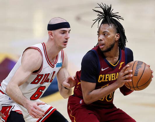 Chicago Bulls guard Alex Caruso (L) defends against Cleveland Cavaliers guard Darius Garland (R) during the second half of the NBA, Basketball Herren, USA game between the Cleveland Cavaliers and the Chicago Bulls at Rocket Mortgage Fieldhouse in Cleveland, Ohio, USA, 26 March 2022. Chicago Bulls at Cleveland Cavaliers !ACHTUNG: NUR REDAKTIONELLE NUTZUNG!  Copyright: xDAVIDxMAXWELLx AME6294 20220327-e5fdfad2d47210e27cb7e940e3fd6fd810c5b0bf
