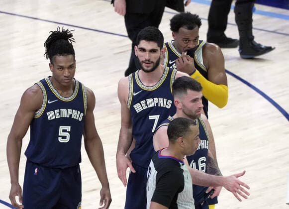 Memphis Grizzlies Santi Aldama (7) with teammates after the second half of the the game a game against Milwaukee Bucks at FedEx Forum in Memphis, Tennessee, USA, 26 March 2022. Bucks at Memphis Grizzlies Basketball !ACHTUNG: NUR REDAKTIONELLE NUTZUNG!  Copyright: xKARENxPULFERxFOCHTx AME6287 20220327-17f4db20bbffab829b1eda2c64162f8d7afecaba
