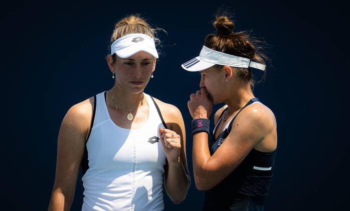 March 26, 2022, MIAMI, FLORIDA, UNITED STATES: Elise Mertens of Belgium & Veronika Kudermetova of Russia playing doubles at the 2022 Miami Open WTA, Tennis Damen 1000 tennis tournament MIAMI UNITED STATES - ZUMAa181 20220326_zaa_a181_224 Copyright: xRobxPrangex