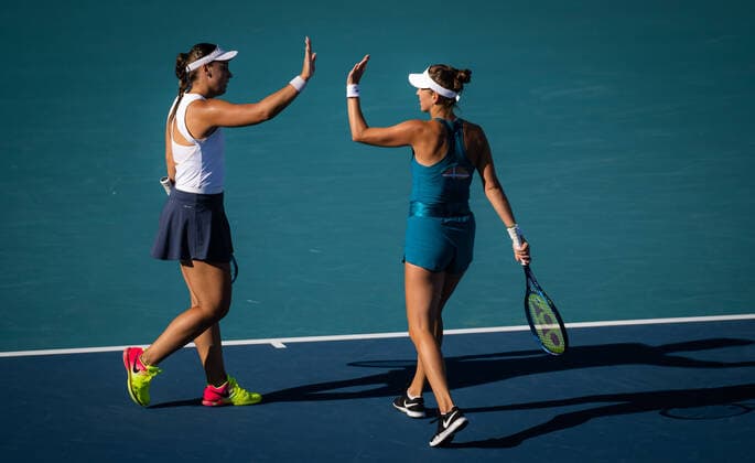 March 26, 2022, MIAMI, FLORIDA, UNITED STATES: Belinda Bencic of Switzerland & Ana Konjuh of Croatia playing doubles at the 2022 Miami Open WTA, Tennis Damen 1000 tennis tournament MIAMI UNITED STATES - ZUMAa181 20220326_zaa_a181_254 Copyright: xRobxPrangex