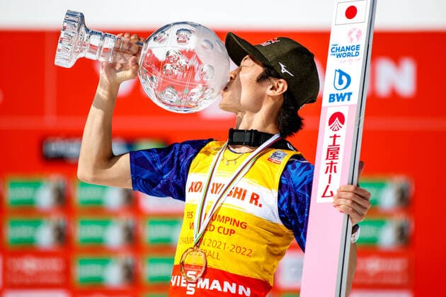 Bilder des Jahres 2022, Sport 03 März Sport Themen der Woche KW12 Sport Bilder des Tages SKI FLYING - FIS WC Planica PLANICA,SLOVENIA,27.MAR.22 - NORDIC SKIING, Ski jumping, Skispringen, Ski, nordisch SKI FLYING - FIS World Cup, award ceremony. Image shows the rejoicing of Ryoyu Kobayashi (JPN). Keywords: trophy, medal, overall.  GEPAxpictures xMaticxKlansek