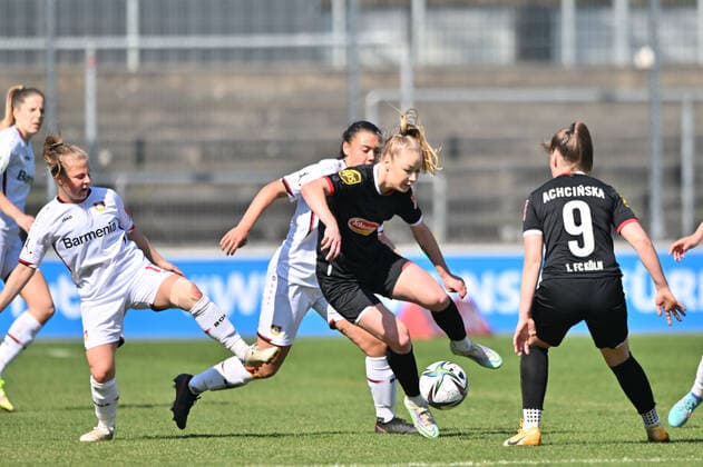 Weronika Zawistowska FC Cologne, 24 with ball, 27 03 2022, Cologne Germany , Football, Flyeralarm Womens Bundesliga, 1 FC Cologne Bayer 04 Leverkusen xmkx