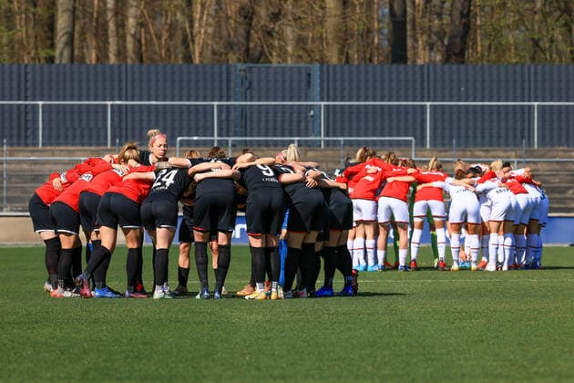 Flyeralarm Womens Bundesliga 2021 2022, 1 FC Cologne Bayer 04 Leverkusen Teanrounds 1 FC Cologne and Bayer Leverkusen before the match Cologne Franz Kremer Stadium, grass field North Rhine Westphalia Germany