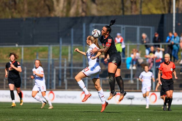 Flyeralarm Womens Bundesliga 2021 2022, 1 FC Cologne Bayer 04 Leverkusen air duel with Irina Pando LEV, 21 and Peggy Kuznik FC, 21 Cologne Franz Kremer Stadium, grass field North Rhine Westphalia Germany