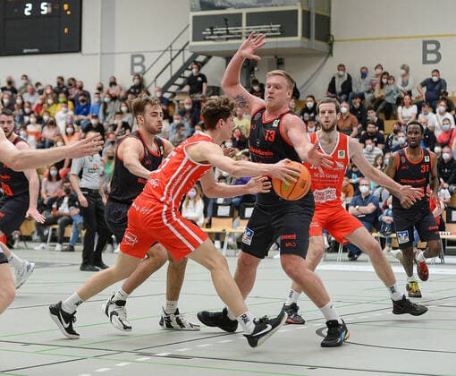 26 03 2022, xmgx, Basketball 2 Bundesliga Pro B, White Wings Hanau Giessen 46ers Rackelos v l Sebastian Brach Giessen Niklas Krause Hanau Johannes Lischka Giessen Hanau Hesse Germany DEU