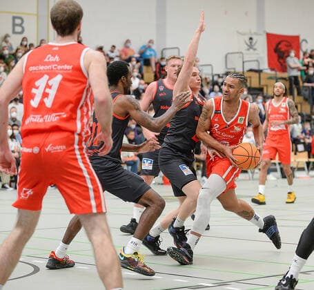 26 03 2022, xmgx, Basketball 2 Bundesliga Pro B, White Wings Hanau Giessen 46ers Rackelos v l Montrael Scott and Viktor Ziring both Giessen Dion Mohammed Braimoh Hanau Hanau Hesse Germany DEU