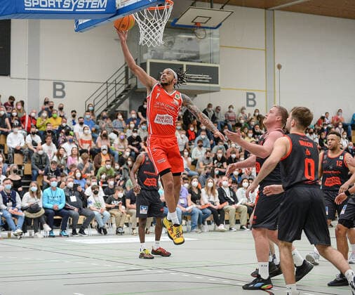 26 03 2022, xmgx, Basketball 2 Bundesliga Pro B, White Wings Hanau Giessen 46ers Rackelos v l Dewrell Tisdale Jr Hanau Johannes Lischka and Sebastian Brach both Giessen Hanau Hesse Germany DEU