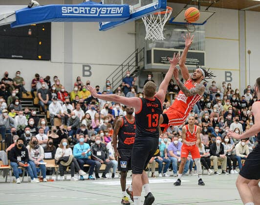 26 03 2022, xmgx, Basketball 2 Bundesliga Pro B, White Wings Hanau Giessen 46ers Rackelos v l Johannes Lischka Giessen Dewrell Tisdale Jr Hanau Hanau Hesse Germany DEU