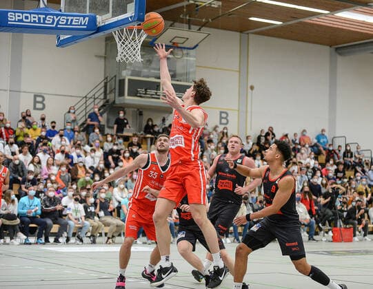 26 03 2022, xmgx, Basketball 2 Bundesliga Pro B, White Wings Hanau Giessen 46ers Rackelos v l Niklas Krause Hanau Maximilian Begue Giessen Hanau Hesse Germany DEU
