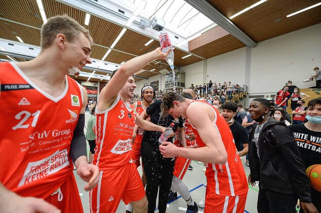26 03 2022, xmgx, basketball 2 Bundesliga Pro B, White Wings Hanau Giessen 46ers Rackelos v l victory cheer Hanau Hanau Hesse Germany DEU