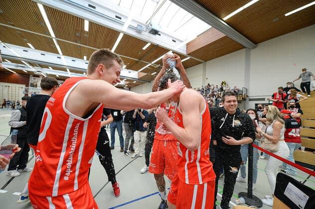 26 03 2022, xmgx, basketball 2 Bundesliga Pro B, White Wings Hanau Giessen 46ers Rackelos v l victory cheer Hanau Hanau Hesse Germany DEU