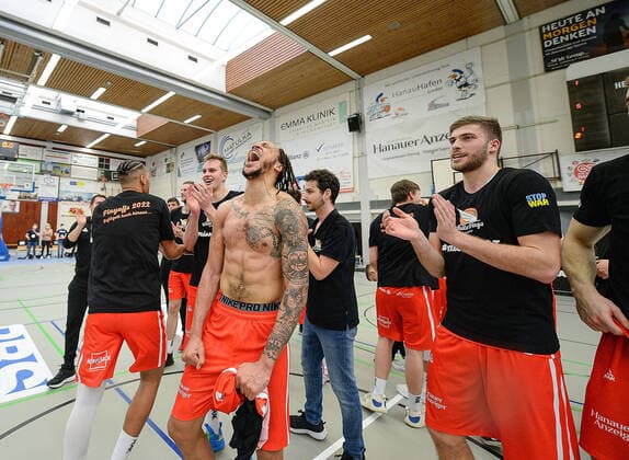 26 03 2022, xmgx, basketball 2 Bundesliga Pro B, White Wings Hanau Giessen 46ers Rackelos v l victory cheer Hanau Hanau Hesse Germany DEU