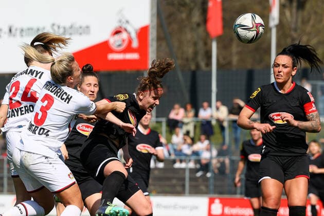 Flyeralarm Frauen Bundesliga 2021 2022, 1 FC Köln Bayer 04 Leverkusen goalmouth action with Myrthe Moorrees FC, 6 , FC, 19 , Melissa Friedrich LEV, 3 Köln Franz Kremer Stadion, turf pitch North Rhine Westphalia Germany