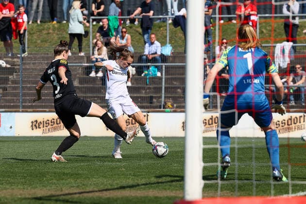 Flyeralarm Womens Bundesliga 2021 2022, 1 FC Cologne Bayer 04 Leverkusen goal attempt by Bayer Leverkusen with Sabrina Horvat FC, 3 , Manon Klett FC, 1 Cologne Franz Kremer Stadium, grass field North Rhine Westphalia Germany