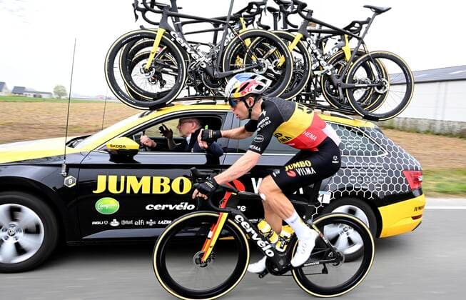 WEVELGEM, BELGIUM - MARCH 27 : Van Aert Wout (BEL) of Team Jumbo-Visma during the UCI World Tour 84th Flanders Classics Gent - Wevelgem - In Flanders Fields cycling race with start in Ieper and finish in Wevelgem on March 27, 2022 in Wevelgem, Belgium, 27 03 2022 ( Motordriver Kenny Verfaillie - Gent - Wevelgem 2022 Cycling Race PhotoNews Panoramic 