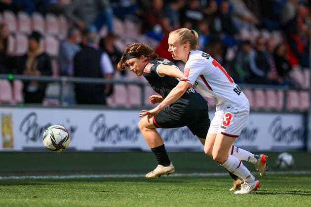 Flyeralarm Frauen Bundesliga 2021 2022, 1 FC Köln Bayer 04 Leverkusen Alicia Gudorf FC, 12 , Caroline Siems LEV, 13 Köln Franz Kremer Stadion, Rasenplatz Nordrhein Westfalen Germany