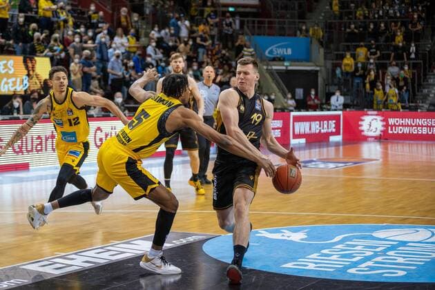 Justin Simon MHP Riesen Ludwigsburg, 05 Ondrej Sehnal Basketball Loewen Braunschweig, 19 MHP Riesen Ludwigsburg vs Basketball Loewen Braunschweig, 1 Basketball Bundesliga, easycredit BBL, 27 Spieltag , Spielzeit 2021 2022, 27 03 2022 MHP Riesen Ludwigsburg vs Basketball Loewen Braunschweig, 1 Basketball Bundesliga, easycredit BBL, 27 Spieltag , Spielzeit 2021 2022, 27 03 2022 Ludwigsburg Copyright: xNinaxSanderx xEibnerxPressefotox EP_NSR