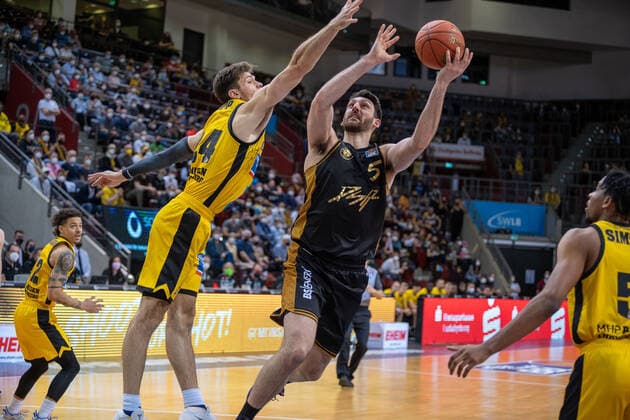Ehtan Happ MHP Riesen Ludwigsburg, 24 Owen Klassen Basketball Loewen Braunschweig, 05 MHP Riesen Ludwigsburg vs Basketball Loewen Braunschweig, 1 Basketball Bundesliga, easycredit BBL, 27 Spieltag , Spielzeit 2021 2022, 27 03 2022 MHP Riesen Ludwigsburg vs Basketball Loewen Braunschweig, 1 Basketball Bundesliga, easycredit BBL, 27 Spieltag , Spielzeit 2021 2022, 27 03 2022 Ludwigsburg Copyright: xNinaxSanderx xEibnerxPressefotox EP_NSR