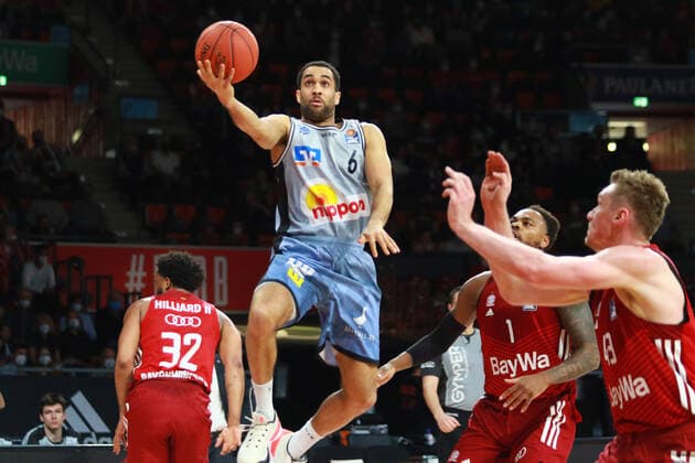 32 Darrun Hilliard, 1 Deshaun Thomas, 43 Leon Radosevic FCBB red, against 6 Elias Lasisi Crailsheim duel basketball, 1 Bundesliga, BBL, FC Bayern Munich, HAKRO Merlins Crailsheim at Audi Dome, 27 03 2022 PHOTO Mladen Lackovic LakoPress