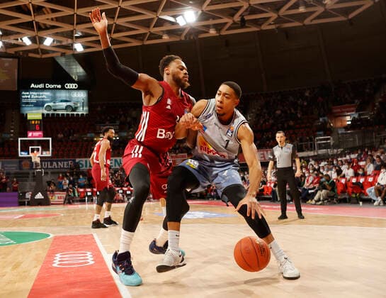 27 03 2022, BBL, FC Bayern Basketball vs Hakro Merlins Crailsheim, Audi Dome, Munich, basketball, sports, in picture Deshaun Thomas FCB Basketball vs Jaren Lewis Merlins Crailsheim